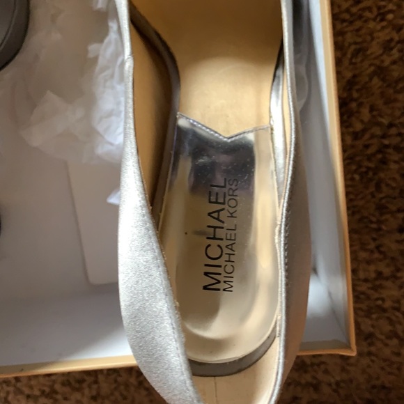 Michael Kors. Size 8. Beautiful shoes. Barely worn. Silver. - Picture 3 of 7